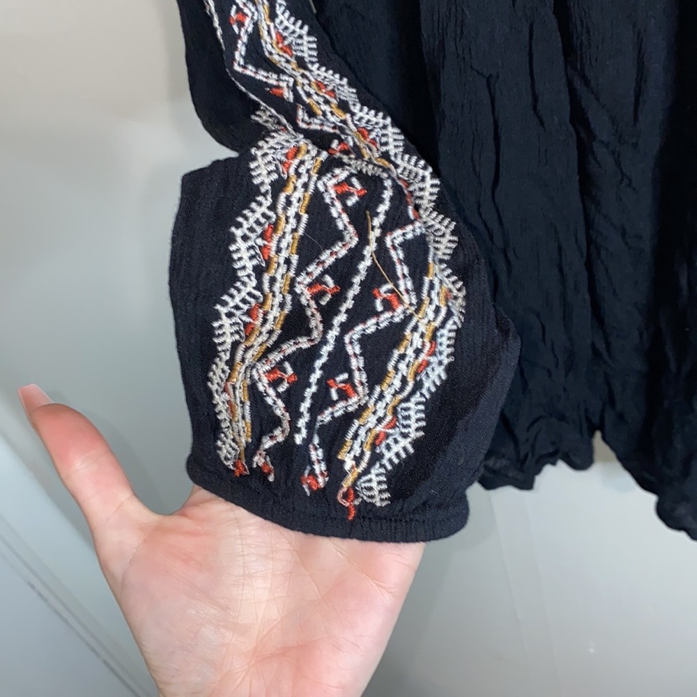 🪿Adorable black long sleeved patterned top! - Picture 3 of 7